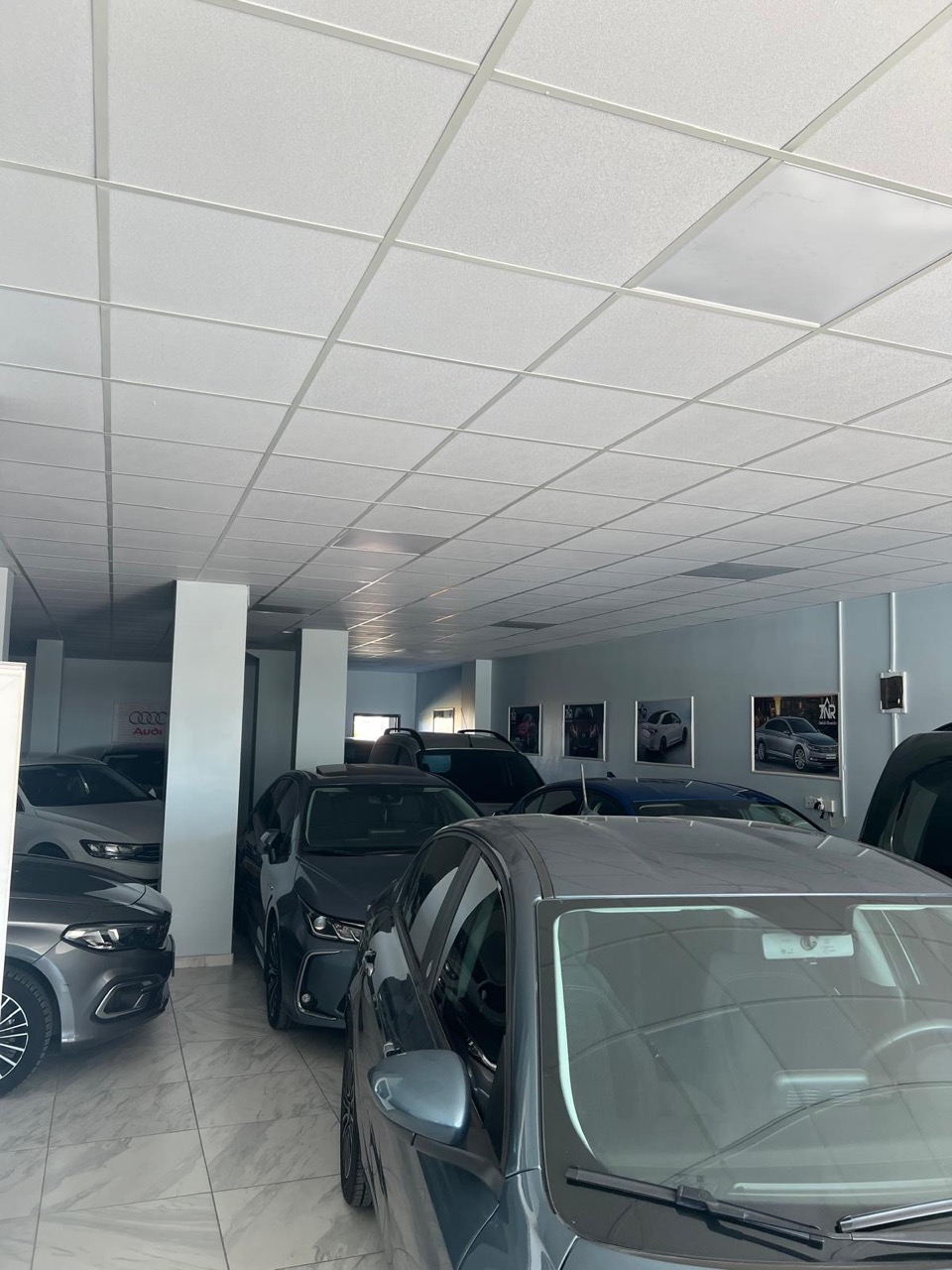 Showroom İçi Müşteri Alanı & 2. El Araç Teşhir